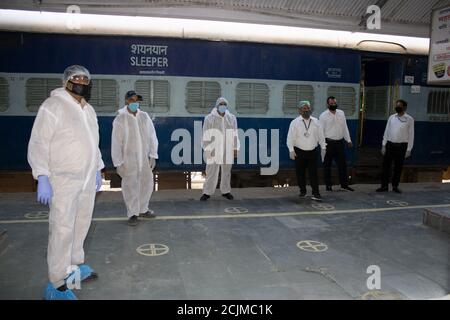 Dehradun, Uttarakhand/India - 10 2020 settembre: Funzionari del governo in servizio alla stazione ferroviaria in corona pandemia. Foto Stock