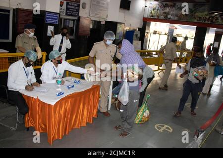 Dehradun, Uttarakhand/India - Settembre 10 2020:funzionari governativi che registrano i migranti alla stazione ferroviaria. Foto Stock