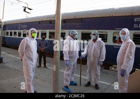 Dehradun, Uttarakhand/India - 10 2020 settembre: Funzionari del governo in servizio alla stazione ferroviaria in corona pandemia. Foto Stock