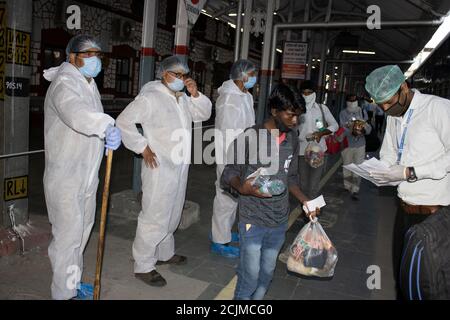 Dehradun, Uttarakhand/India - 10 2020 settembre: Funzionari governativi che aiutano un migrante. Foto Stock