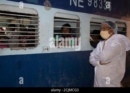 Dehradun, Uttarakhand/India - Settembre 10 2020:uomini di polizia in servizio alla stazione ferroviaria in corona pandemia. Foto Stock