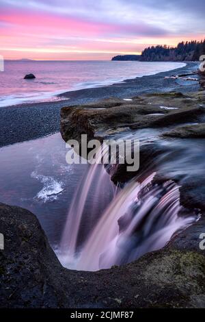 Maestoso tramonto su una cascata di Sandcut nel Sandcut Regional Park, Shirley, Canada Foto Stock