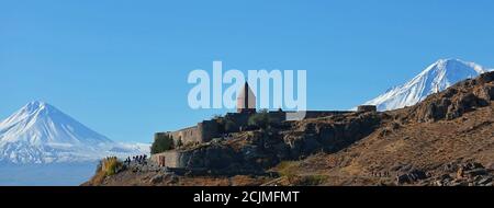 Khor Virap monastero sullo sfondo del monte Ararat in Armenia, lunga vasta banner Foto Stock