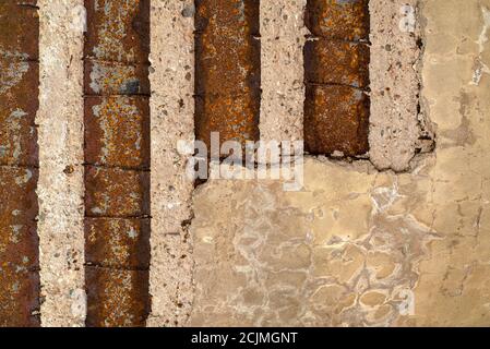 Viadotto ferroviario danneggiato con soffitto fessurato, rinforzo arrugginito visibile e acciaio. Foto Stock