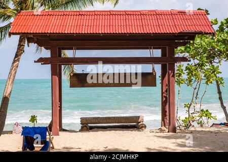 Spiaggia con Crystal Water e Rocks vista spiaggia a Koh Samui Isola Thailandia Foto Stock