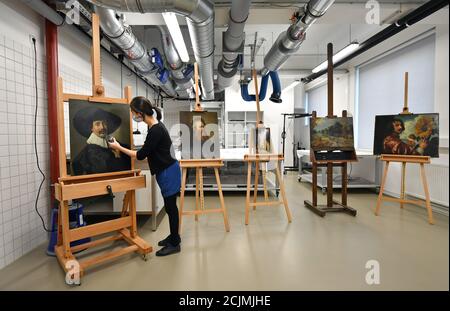 Gotha, Germania. 15 settembre 2020. Fuhyi Kuo, restauratore della Fondazione Castello di Friedenstein, guarda al "Ritratto di un giovane uomo" di Frans Hals (1582/83-1666), che ha riportato alla ex residenza reale l'anno scorso dopo che è stato rubato dal castello di Friedenstein nel 1979. Credit: Martin Schutt/dpa-Zentralbild/dpa/Alamy Live News Foto Stock