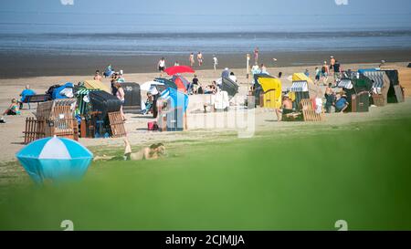 Varel, Germania. 15 settembre 2020. I visitatori possono godersi il bel tempo sulla spiaggia di Dangast. L'area ad alta pressione 'Leiki' offre bassa Sassonia con il clima caldo della tarda estate. Credit: Sina Schuldt/dpa/Alamy Live News Foto Stock