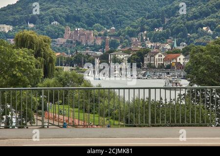 Heidelberg vibrante con il suo fiume e la sua vecchia pianificazione urbana. Foto Stock