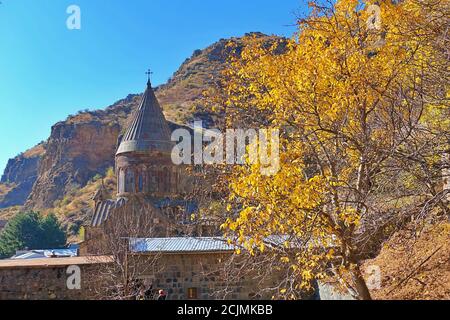 Il monastero mozzafiato di Geghard vicino a Yerevan, un sito patrimonio dell'umanità dell'UNESCO in Armenia Foto Stock