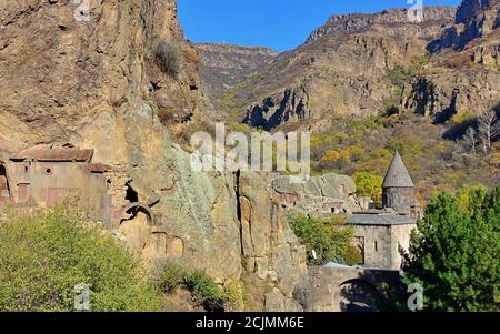 Il monastero mozzafiato di Geghard vicino a Yerevan, un sito patrimonio dell'umanità dell'UNESCO in Armenia Foto Stock