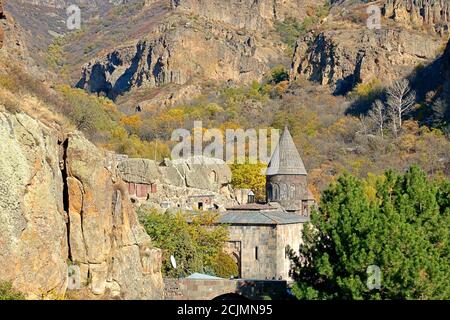 Il monastero mozzafiato di Geghard vicino a Yerevan, un sito patrimonio dell'umanità dell'UNESCO in Armenia Foto Stock