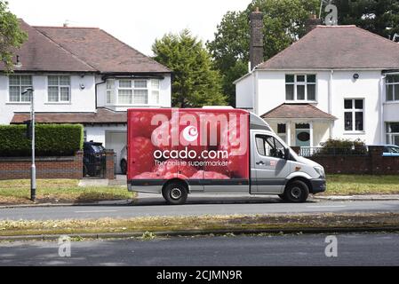 Ocado consegna van online internet negozio alimentare supermercato camion parcheggiato in una strada suburbana. È un pulmino Mercedes Sprinter. Foto Stock