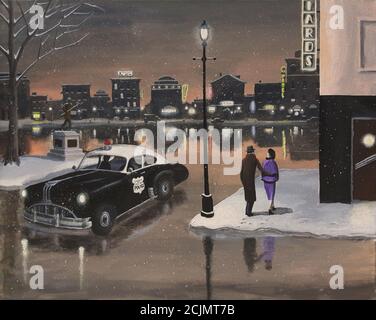 Retro 50s scena di una coppia fuori a piedi in una notte d'inverno come una macchina di polizia passa accanto. Misteriosa scena fuori da una sala biliardo. Foto Stock
