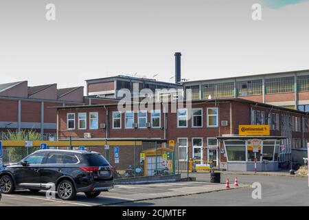 Aquisgrana, Germania. 15 settembre 2020. Vista di un ingresso alla fabbrica di pneumatici Continetal di Aquisgrana. Continental intende chiudere ancora più luoghi di quanto annunciato in precedenza. La fabbrica di pneumatici di Aachen sarà chiusa entro la fine del 2021, la società Dax ha confermato martedì, secondo le corrispondenti informazioni del sindacato IG BCE. (A dpa 'Continental vuole chiudere un altro impianto - 1800 posti di lavoro interessati') Credit: Ralf Roeger/dpa - ATTENZIONE: La targa è stata pixelated per motivi legali/dpa/Alamy Live News Foto Stock