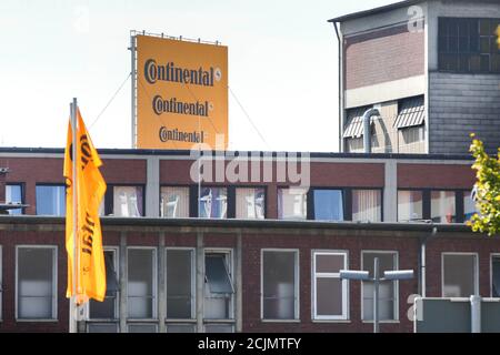 Aquisgrana, Germania. 15 settembre 2020. Vista dello stabilimento di pneumatici Continetal ad Aquisgrana. Continental prevede di chiudere ancora più luoghi di quanto annunciato in precedenza. La fabbrica di pneumatici di Aachen sarà chiusa entro la fine del 2021, la società Dax ha confermato martedì dopo le corrispondenti informazioni del sindacato IG BCE. (A dpa !'Continental vuole chiudere un altro impianto - 1800 posti di lavoro interessati') Credit: Ralf Roeger/dpa/Alamy Live News Foto Stock