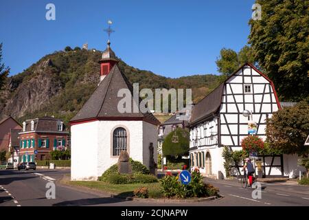 Cappella di nostra Signora a Bad Honnef-Rhoendorf sul fiume Reno, vista sulla collina di Drachenfels, Nord Reno-Westfalia, Germania. Marienkapelle a Bad ho Foto Stock