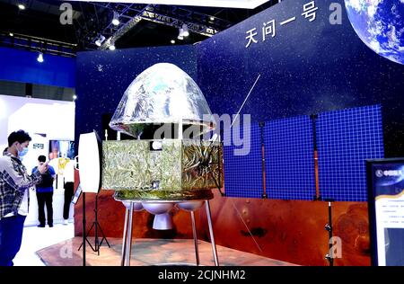 Shanghai. 15 settembre 2020. Foto scattata il 15 settembre 2020 mostra il modello della sonda Mars Tianwen-1 alla 22esima Fiera Internazionale dell'industria Cinese (CIIF) a Shanghai, nella Cina orientale. Il 22° CIIF è stato inaugurato martedì presso il National Exhibition and Convention Centre (Shanghai). La CIIF di quest'anno, con una superficie totale di 245,000 mq, ha attratto oltre 2,000 espositori provenienti da 22 paesi e regioni. Credit: Zhang Jiansong/Xinhua/Alamy Live News Foto Stock