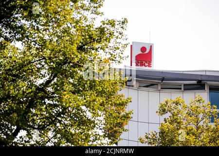 Hannover, Germania. 15 settembre 2020. Il logo dell'Unione industriale mineraria, chimica ed energetica (IG BCE) è visibile sul tetto dell'Unione ad Hannover. Continental vuole chiudere ancora più luoghi di quanto si conoscesse in precedenza. La fabbrica di pneumatici di Aachen sarà chiusa entro la fine del 2021, la società Dax ha confermato martedì, secondo le informazioni corrispondenti del sindacato IG BCE. Credit: Moritz Frankenberg/dpa/Alamy Live News Foto Stock