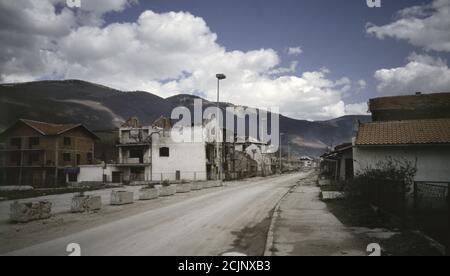 3 aprile 1994 durante la guerra in Bosnia: Una delle strade principali di Gornji Vakuf dove si sono svolte molte intense battaglie. Foto Stock