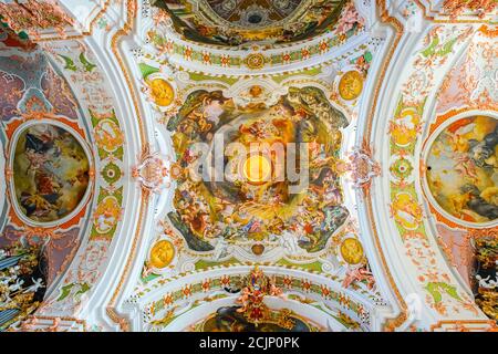 Dettagli dei dipinti a soffitto nella famosa Abbazia Benedettina di Nostra Signora degli Eremiti nel pellegrinaggio Città di Einsiedeln (il nome della città significa eremo) Foto Stock