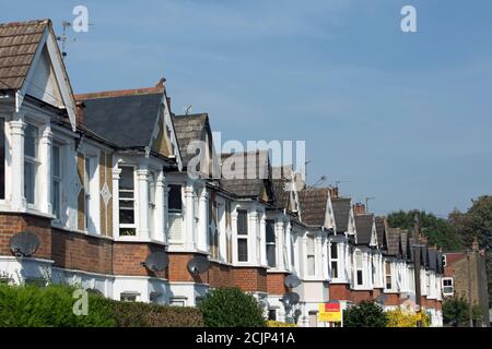 piani superiori di case a schiera vittoriane con finestre a golfo a twickenham, middlesex, inghilterra Foto Stock