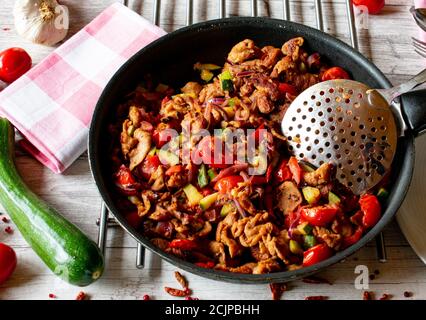 piatto a basso contenuto di carb con carne e verdure mediterranee Foto Stock