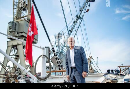 Amburgo, Germania. 15 settembre 2020. Il sindaco Peter Tschentscher (SPD), primo sindaco di Amburgo, si trova sul ponte della nave-museo 'Pechino'. La nave era tornata al porto di Amburgo dopo 88 anni. Credit: Axel Heimken/dpa/Alamy Live News Foto Stock