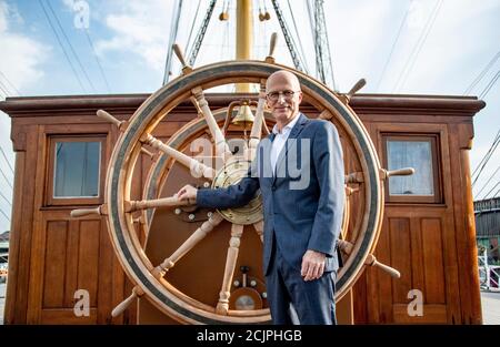 Amburgo, Germania. 15 settembre 2020. Il sindaco Peter Tschentscher (SPD), primo sindaco di Amburgo, si trova sul ponte della nave-museo 'Pechino'. La nave era tornata al porto di Amburgo dopo 88 anni. Credit: Axel Heimken/dpa/Alamy Live News Foto Stock