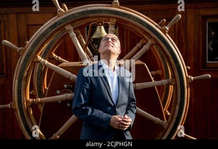 Amburgo, Germania. 15 settembre 2020. Il sindaco Peter Tschentscher (SPD), primo sindaco di Amburgo, si trova sul ponte della nave-museo 'Pechino'. La nave era tornata al porto di Amburgo dopo 88 anni. Credit: Axel Heimken/dpa/Alamy Live News Foto Stock