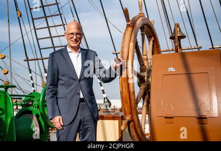 Amburgo, Germania. 15 settembre 2020. Il sindaco Peter Tschentscher (SPD), primo sindaco di Amburgo, si trova sul ponte della nave-museo 'Pechino'. La nave era tornata al porto di Amburgo dopo 88 anni. Credit: Axel Heimken/dpa/Alamy Live News Foto Stock