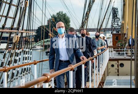 Amburgo, Germania. 15 settembre 2020. Il sindaco Peter Tschentscher (SPD), primo sindaco di Amburgo, si reca a bordo della nave-museo "Pechino". La nave era tornata al porto di Amburgo dopo 88 anni. Credit: Axel Heimken/dpa/Alamy Live News Foto Stock