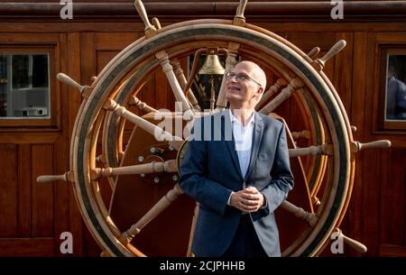 Amburgo, Germania. 15 settembre 2020. Il sindaco Peter Tschentscher (SPD), primo sindaco di Amburgo, si trova sul ponte della nave-museo 'Pechino'. La nave era tornata al porto di Amburgo dopo 88 anni. Credit: Axel Heimken/dpa/Alamy Live News Foto Stock