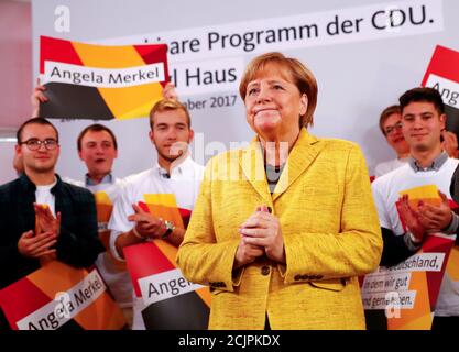 La cancelliera tedesca Angela Merkel partecipa a una prima colazione con i suoi sostenitori al centro d’incontro della campagna elettorale del partito dell’Unione Democratica cristiana (CDU) a Berlino, in Germania, il 23 settembre 2017. REUTERS/Fabrizio Bensch