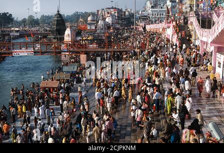 13.03.2010, Haridwar, Uttarakhand, India, Asia - folle di pellegrini indù religiosi bagnano e pregano a Har ki Pauri ghat lungo il fiume santo Gange. Foto Stock