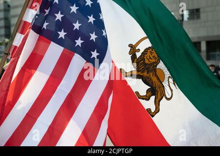 Regime americano e preislamico le bandiere iraniane volano fianco a fianco in amicizia per una protesta che critica il regime per l'esecuzione di Navid Afkari. Foto Stock