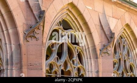 Primo piano di una chiesa gotica finestre Foto Stock