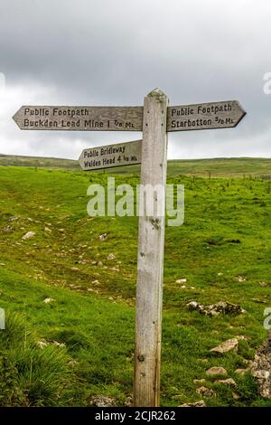 Fingerpost sul sentiero, che mostra le indicazioni e gli orari per Buckden Lead Mine 1 7/8th Mile, Walden Head 4 1/2 miglia, Statbotton 3/8 miglia Upper Wharfedale Foto Stock