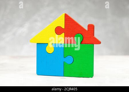 Casa puzzle prestito domestico. Parti della casa sono riunite. Foto Stock