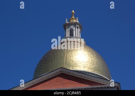 Primo piano della cupola ricoperta di foglie d'oro della Massachusetts state House a Beacon Hill nel centro di Boston, Massachusetts, USA Foto Stock