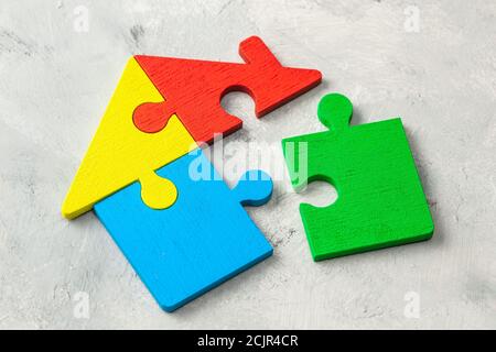 Casa puzzle prestito domestico. Parti della casa sono riunite. Foto Stock