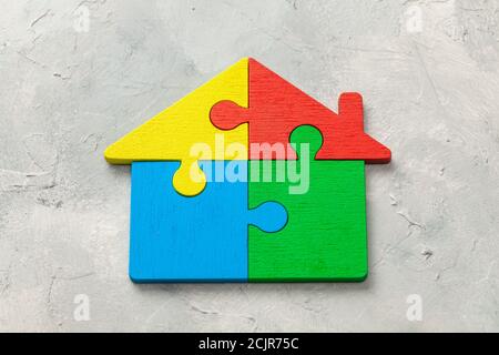 Casa puzzle prestito domestico. Parti della casa sono riunite. Foto Stock