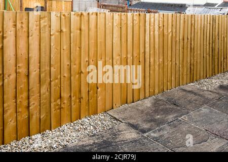 Nuova recinzione in legno in giardino, Galles, Regno Unito Foto Stock