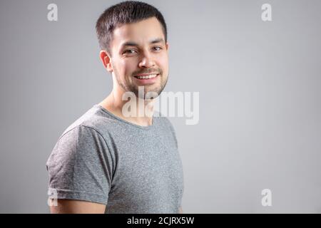 ragazzo di strada sorridente con bei occhi marroni. primo piano vista laterale foto.copy spazio. concetto di bellezza Foto Stock