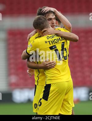 MIDDLESBROUGH, INGHILTERRA. 15 SETTEMBRE 2020 Patrick Schmidt di Barnsley celebra con Luke Thomas dopo aver segnato il loro primo gol durante la partita della Carabao Cup tra Middlesbrough e Barnsley al Riverside Stadium di Middlesbrough. (Credit: Mark Fletcher | MI News) Credit: MI News & Sport /Alamy Live News Foto Stock