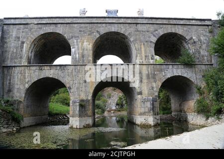 Foto ad angolo basso di un ponte di pietra con un sacco di archi Foto Stock