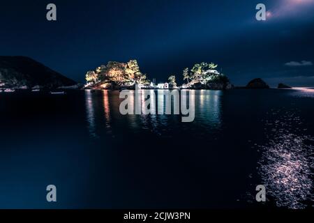 Isola di Panagias di notte a Parga Grecia. La chiesetta sull'isola di Panagias a Parga si illumina la notte. Foto Stock