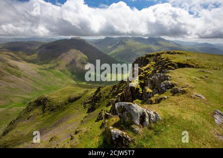 Guardando oltre la catena montuosa di Scafell e Great Gable da Red Pike, Lake District, Regno Unito. Foto Stock