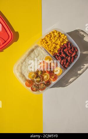 Cibo vegetariano fatto in casa in scatole da pranzo con verdure sane. Concetto di cibo vegetariano. Cibo sano. Vista dall'alto, disposizione piatta. Foto Stock