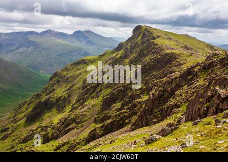 Guardando oltre la catena montuosa di Scafell e Great Gable da Red Pike, Lake District, Regno Unito. Foto Stock