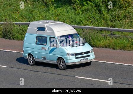 1993 90s novanta VW Volkswagen Transporter Dies Blue LCV Panel Van Diesel 2370cc Caravan e Motorhomes, camper pop-top sulle strade britanniche, veicolo per il tempo libero RV, vacanze in famiglia, vacanze in roulotte, vacanze in roulotte Touring, Van conversioni, Vanagon autohom, la vita sulla strada, Foto Stock